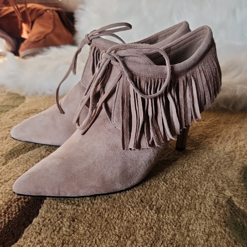 NWOT! Bella Vita Fringed Real Suede Ankle Shoe Boots - Lt Tan